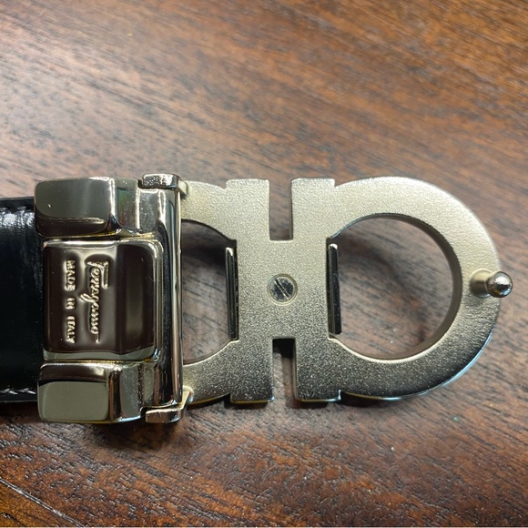 Like New! Salvatore Ferragamo reversible and adjustable Gancini belt - Picture 4 of 10